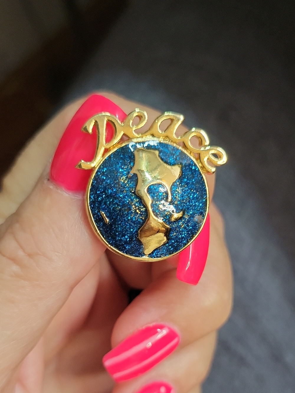 Vintage 1992 Avon World Peace On Earth Globe Lapel Pin Gold Tone